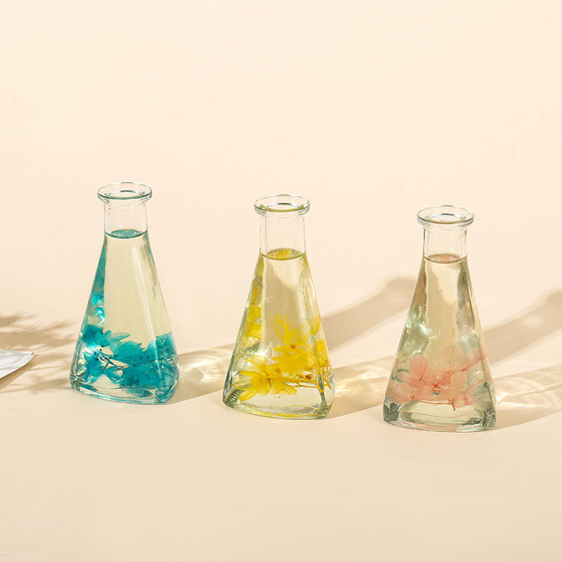 Szőlő szárított virág háromszög alakú palack tűzmentes beltéri aromaterápiás náddiffúzor Szőlő szárított virág háromszög alakú palack tűzmentes beltéri aromaterápiás náddiffúzor