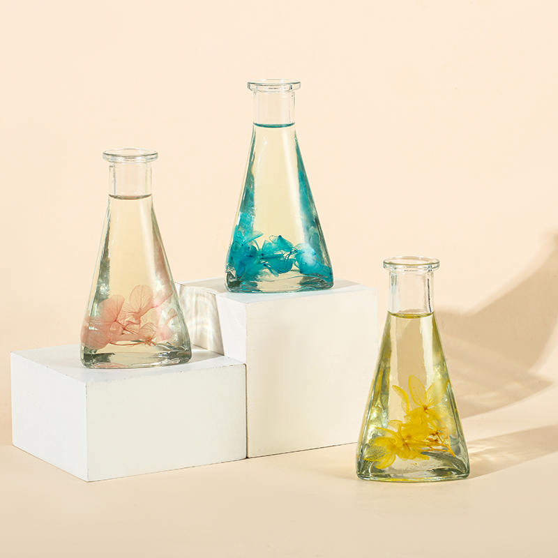 Szőlő szárított virág háromszög alakú palack tűzmentes beltéri aromaterápiás náddiffúzor Szőlő szárított virág háromszög alakú palack tűzmentes beltéri aromaterápiás náddiffúzor