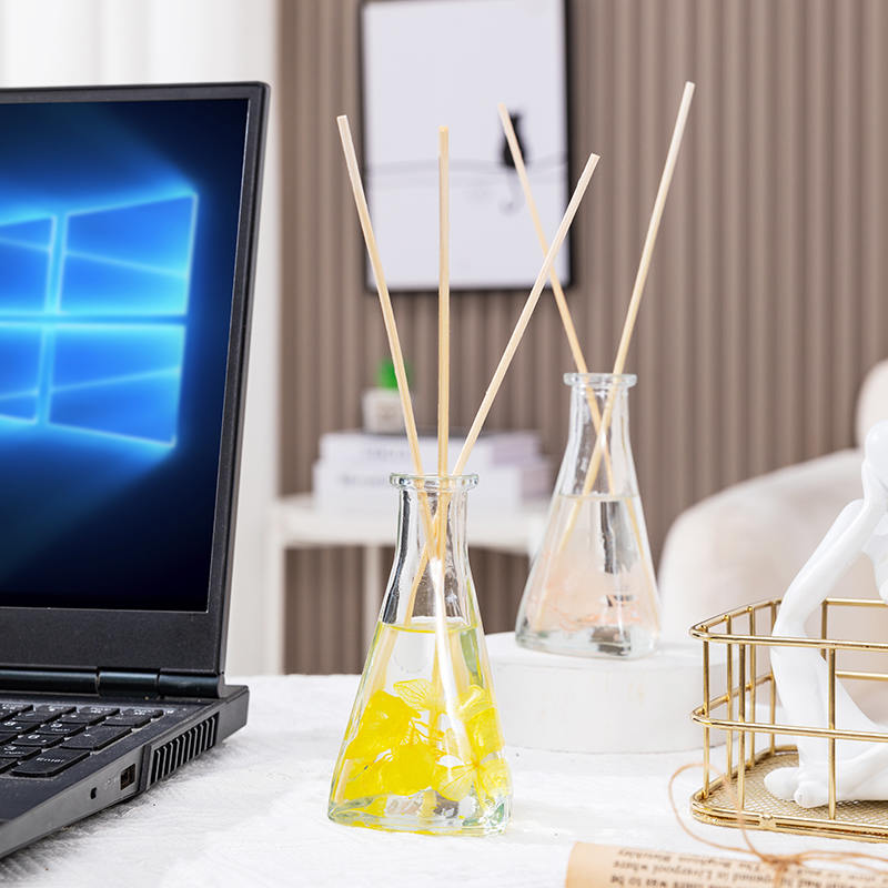Szőlő szárított virág háromszög alakú palack tűzmentes beltéri aromaterápiás náddiffúzor Szőlő szárított virág háromszög alakú palack tűzmentes beltéri aromaterápiás náddiffúzor