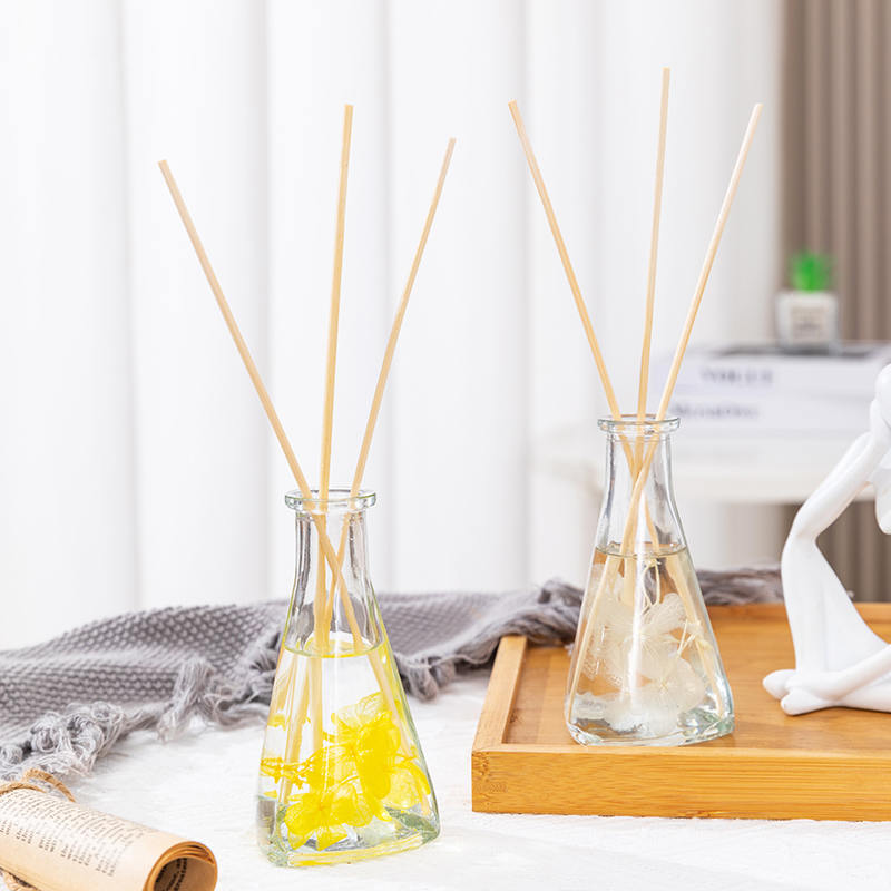 Szőlő szárított virág háromszög alakú palack tűzmentes beltéri aromaterápiás náddiffúzor Szőlő szárított virág háromszög alakú palack tűzmentes beltéri aromaterápiás náddiffúzor