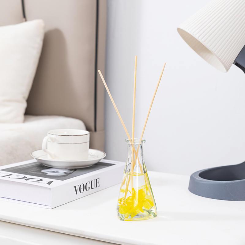 Szőlő szárított virág háromszög alakú palack tűzmentes beltéri aromaterápiás náddiffúzor Szőlő szárított virág háromszög alakú palack tűzmentes beltéri aromaterápiás náddiffúzor
