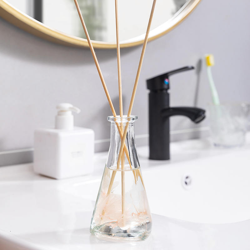 Szőlő szárított virág háromszög alakú palack tűzmentes beltéri aromaterápiás náddiffúzor Szőlő szárított virág háromszög alakú palack tűzmentes beltéri aromaterápiás náddiffúzor