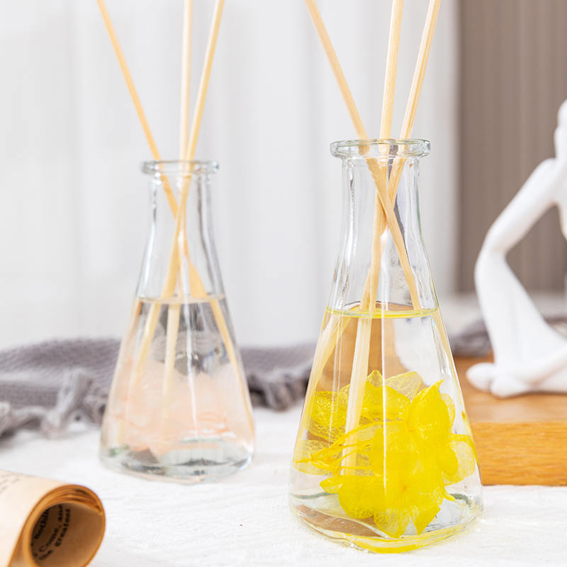 Szőlő szárított virág háromszög alakú palack tűzmentes beltéri aromaterápiás náddiffúzor Szőlő szárított virág háromszög alakú palack tűzmentes beltéri aromaterápiás náddiffúzor